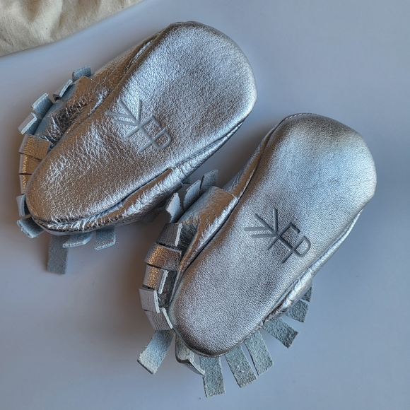 Freshly Picked Moccasins Sz 5 NEW Silver Leather Moccs Shoes Soft Sole - Picture 3 of 3